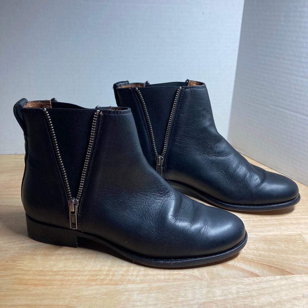 FRYE Carly Zip Chelsea 6 1/2 B  Black Leather Bootie. Pre-Owned